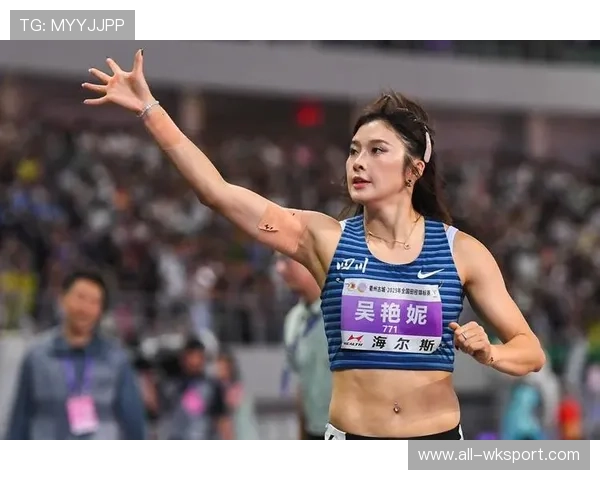 吴艳妮赛前涂指甲油的样子，真不像要上跑道的人