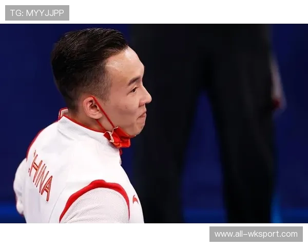 肖若腾穿衣还挺随性的，赛场上那股严肃劲儿一摘掉就换个人了？